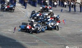 爆料撞女式摩托车视频,惊险瞬间！女式摩托车撞车事件视频曝光