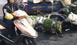 爆料撞女式摩托车视频,惊险瞬间！女式摩托车撞车事件视频曝光